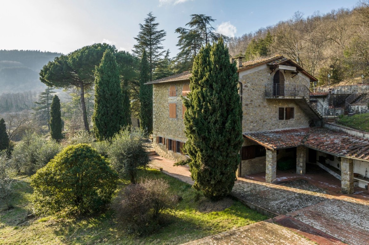 Dorf zum Verkauf in Italien