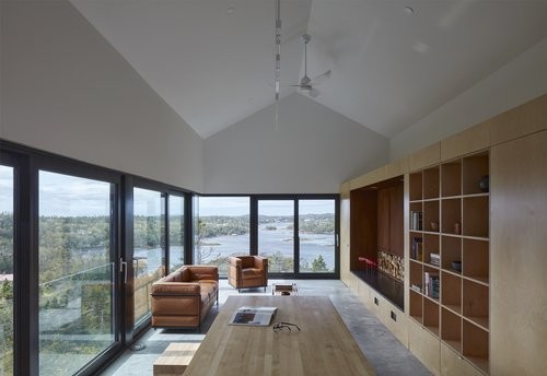 Il salone con finestre panoramiche