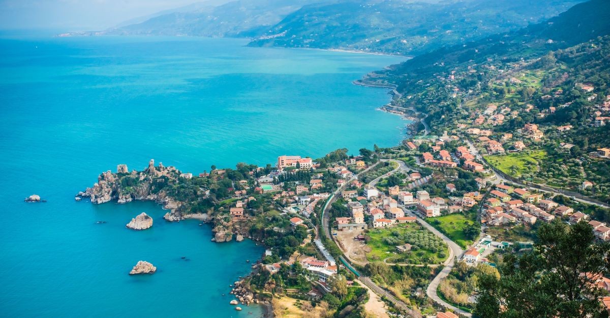 case a 1 euro sicilia vicino al mare