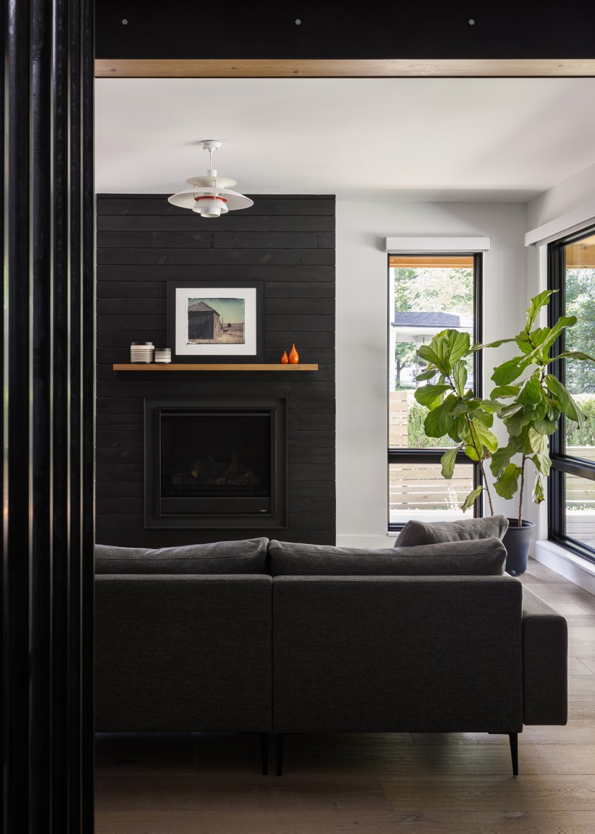 Detalle del salón con chimenea