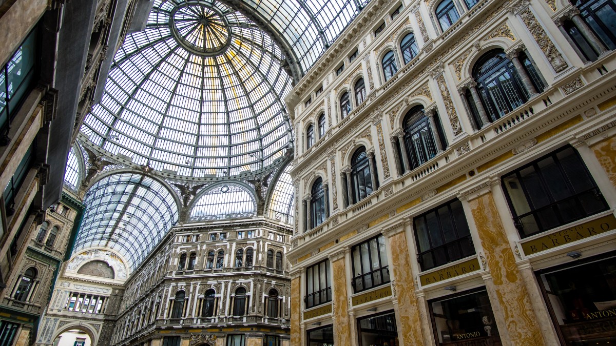 locuind în Napoli