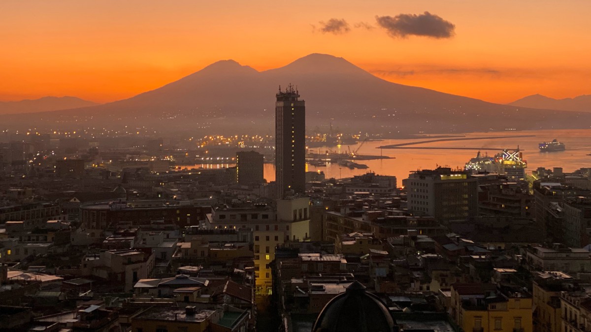 locuind în Napoli