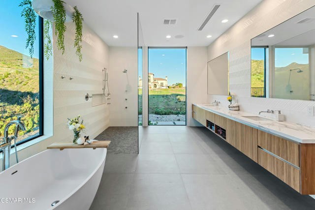 Baño en la casa de Kaley Couco en Agoura Hills, Los Ángeles