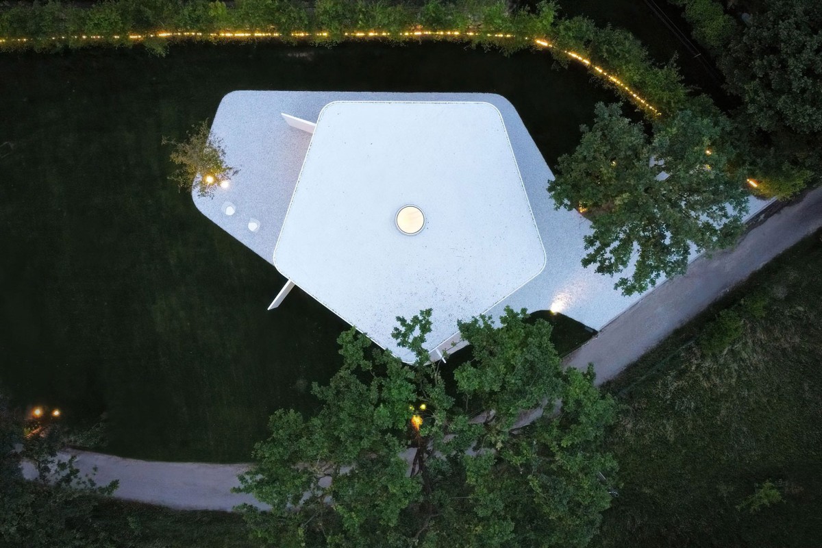 En la vista cenital se aprecia a la perfección la forma pentagonal y las aspas del molinillo