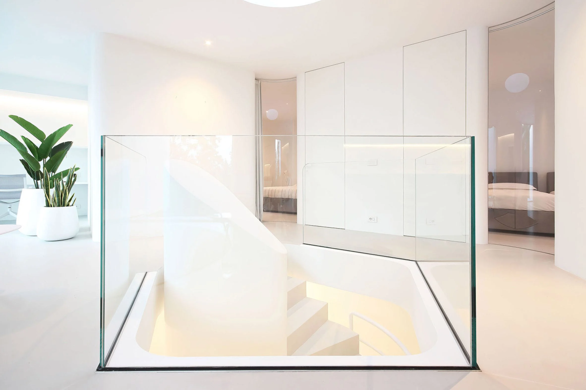 La escalera es el elemento que distribuye los espacios interiores desde el epicentro de la casa y conecta ambas plantas