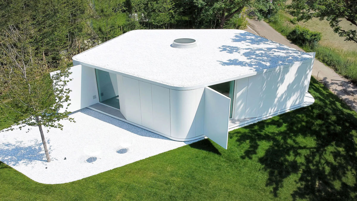 La forma pentagonal y el color blanco asemeja a un canto rodado o guijarro sobre el paisaje