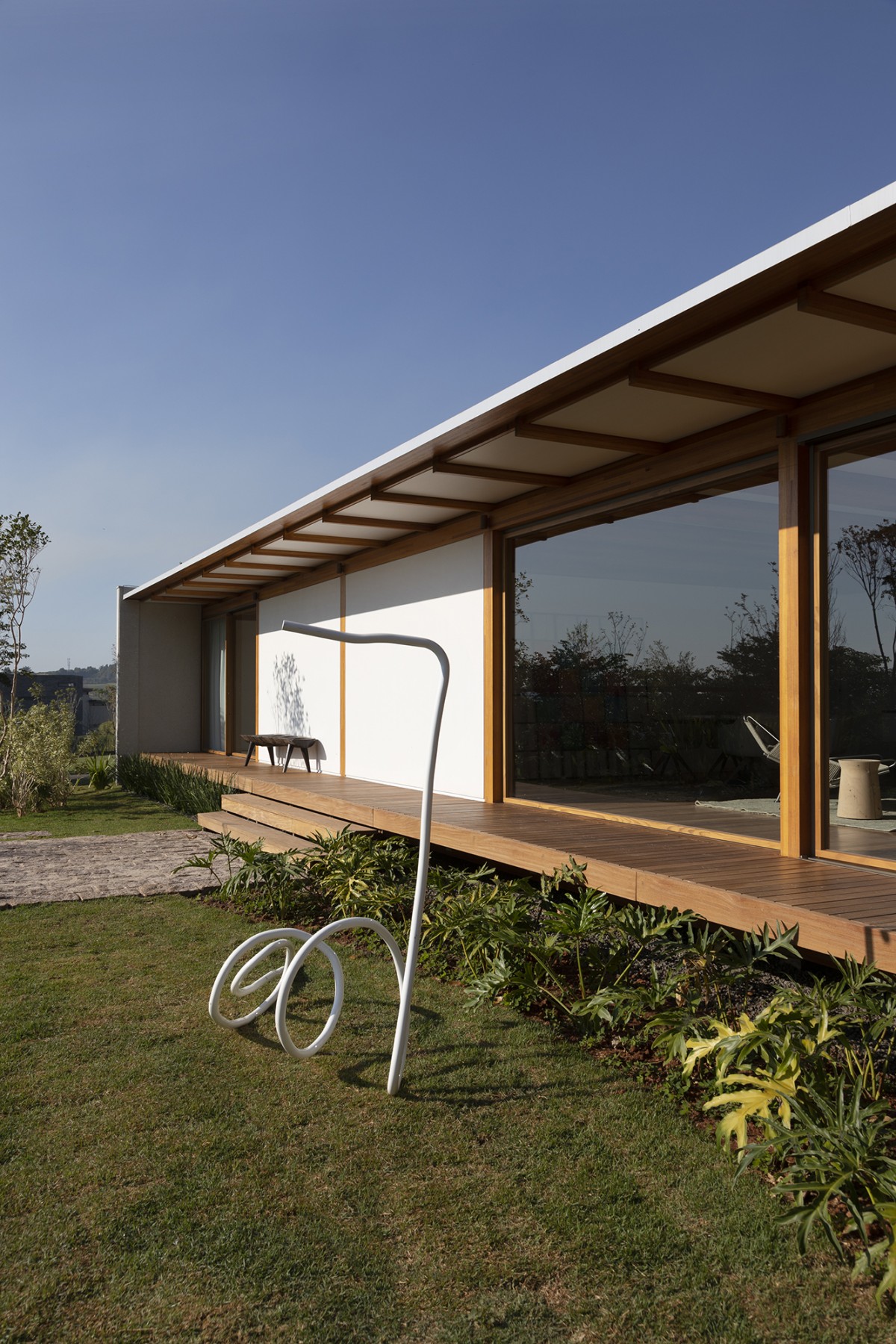 Al estar elevada sobre el suelo evita el daño de las aguas subterráneas