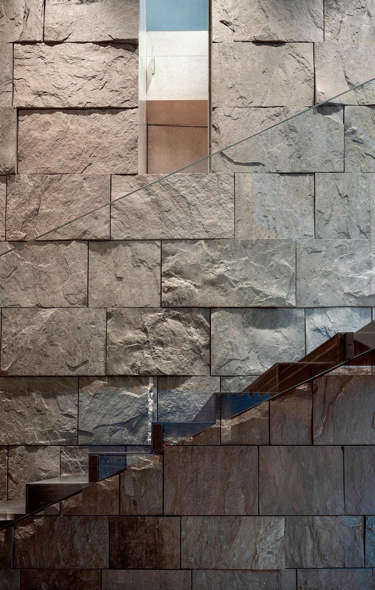 Las paredes del interior están realizadas con paneles de piedra rugosos