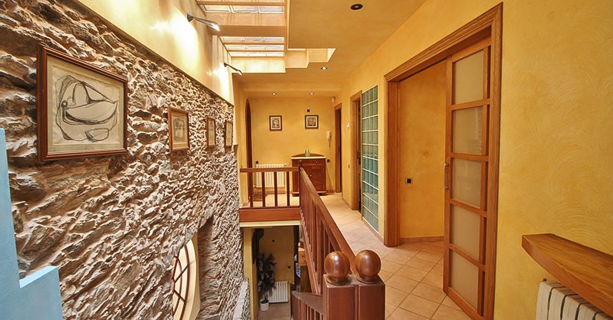 Interior del molino rehabilitado en vivienda en Betanzos