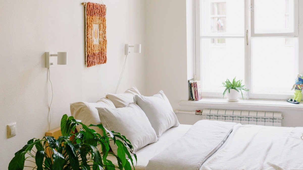 letto vicino la finestra