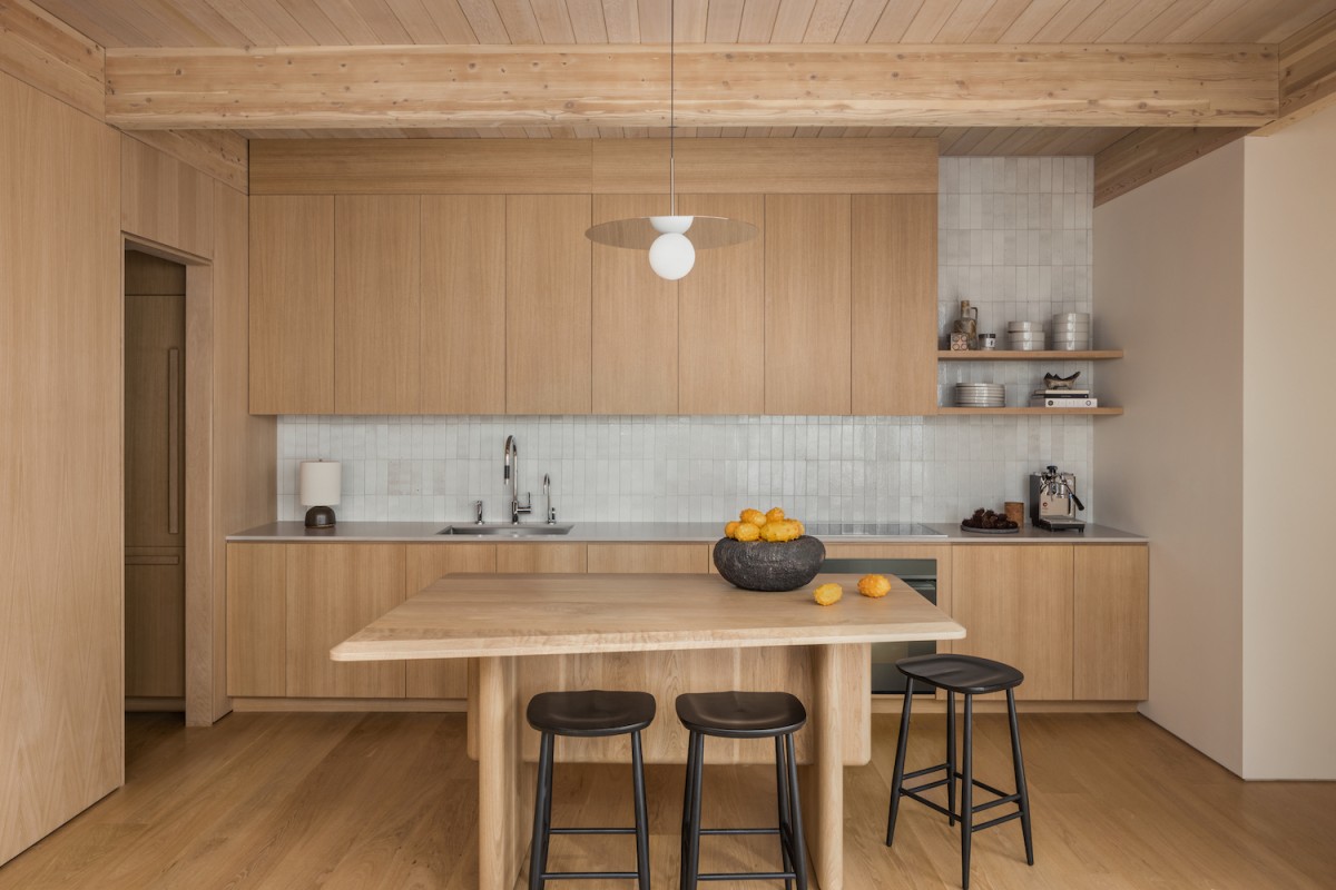 Cocina con madera en tonos claros