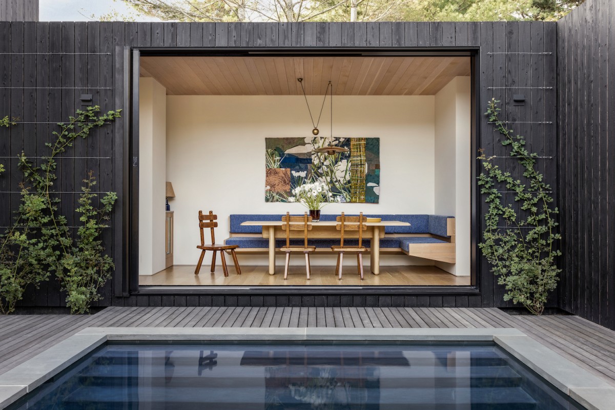 Salón abierto frente a la piscina