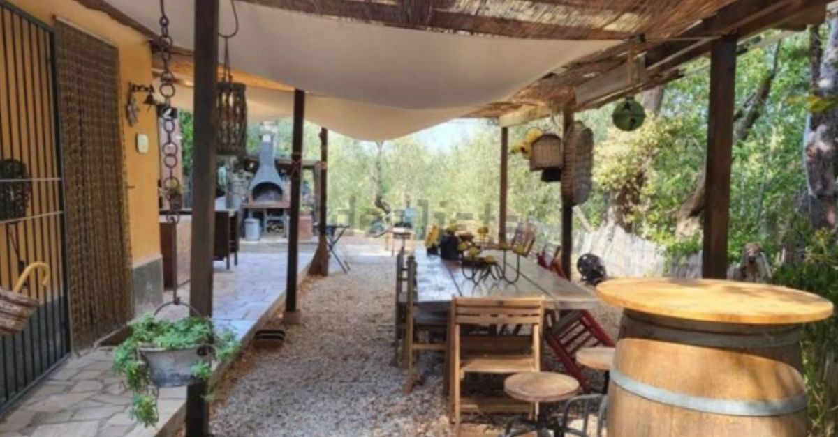 case rustiche con barbecue da 45.000 euro