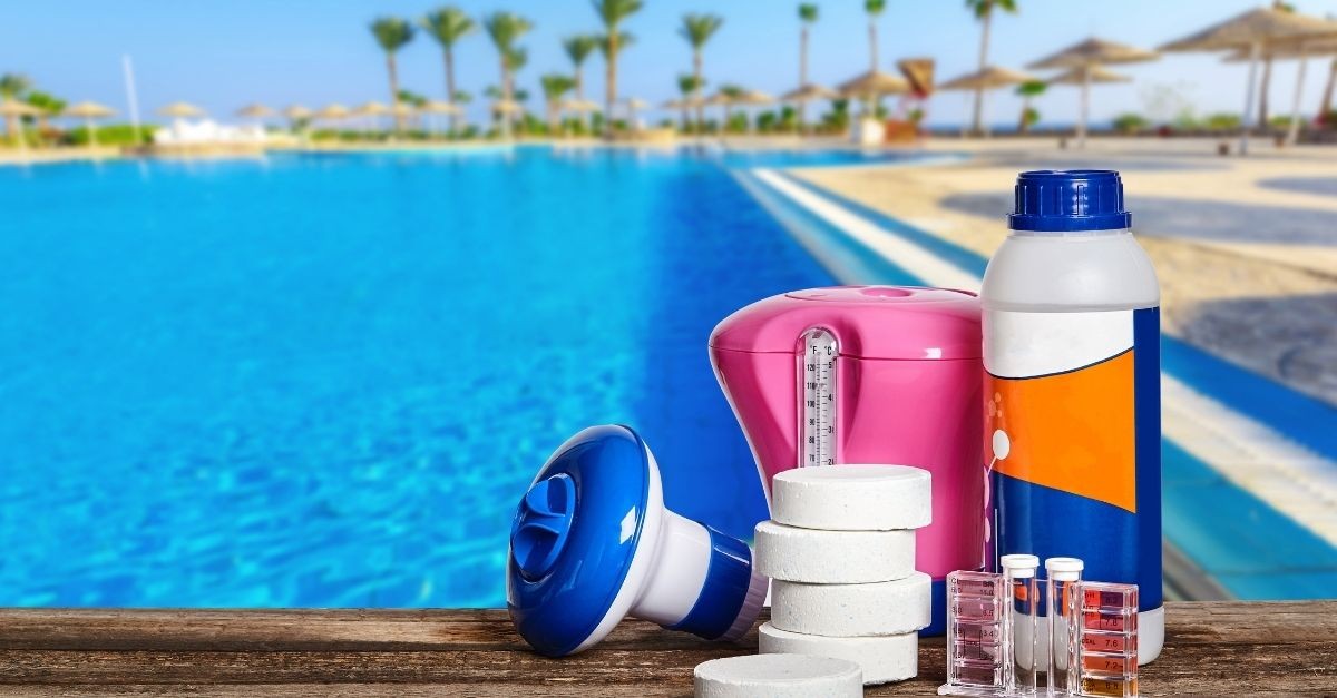 come proteggere la piscina da piogge e temporali