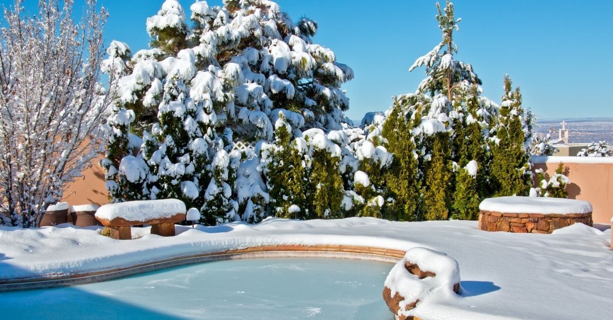 come proteggere la piscina da piogge e temporali