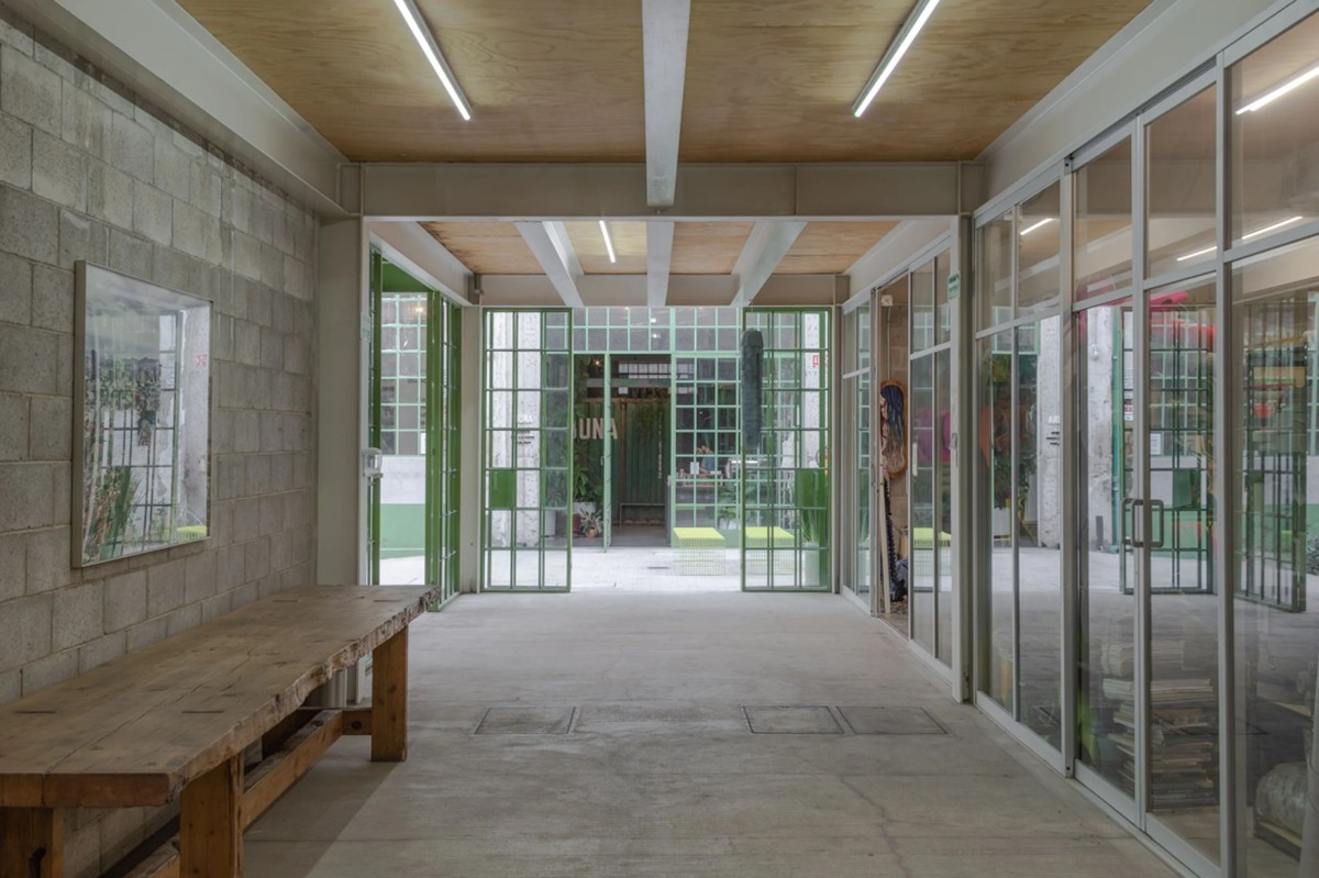 La entrada a los espacios de trabajo se realiza mediante unos corredores que presentan los materiales originales y los rehabilitados.