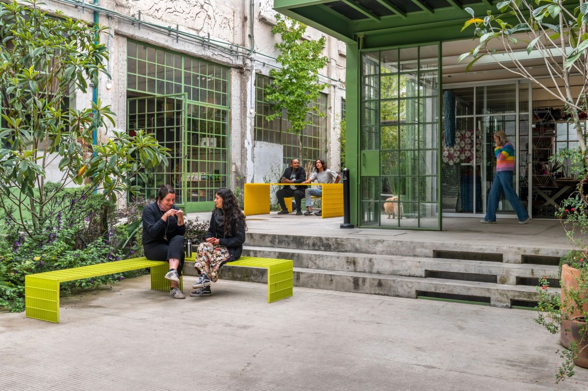 Los patios interiores son los espacios comunitarios de reunión y encuentro entre las personas de oficinas y empresas.