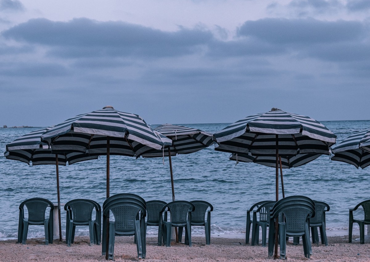 Sedie monoblocco verdi fronte mare