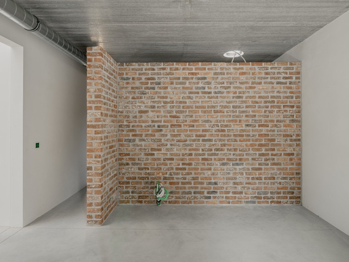 Paredes blancas y tabique de ladrillo