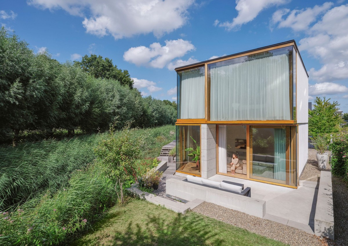 Los grandes muros cortina de la fachada posterior ofrece una gran abertura hacia el paisaje exterior