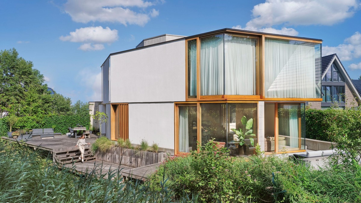 Edge House tiene un volumen asimétrico sin complicar su distribución interior con la idea de orientar sus lados hacia los verdes de alrededor