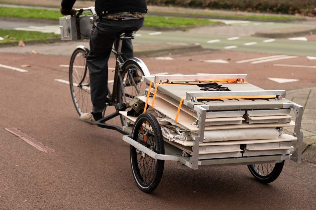 Plegada y con materiales ligeros, la casa del árbol se puede transportar fácilmente con un carromato para bicicleta.