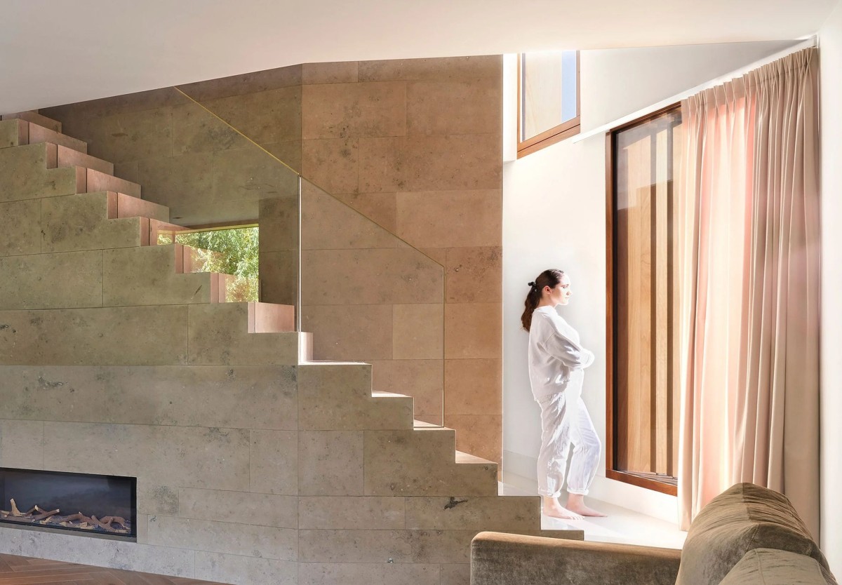 La escalera se sitúa en el núcleo central desde donde se distribuyen los diversos espacios de la vivienda