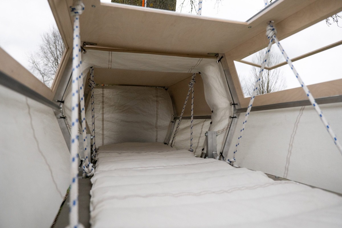 En el interior te sientes protegido debido a la sujeción y a los materiales textiles y de madera con la que está realizada.