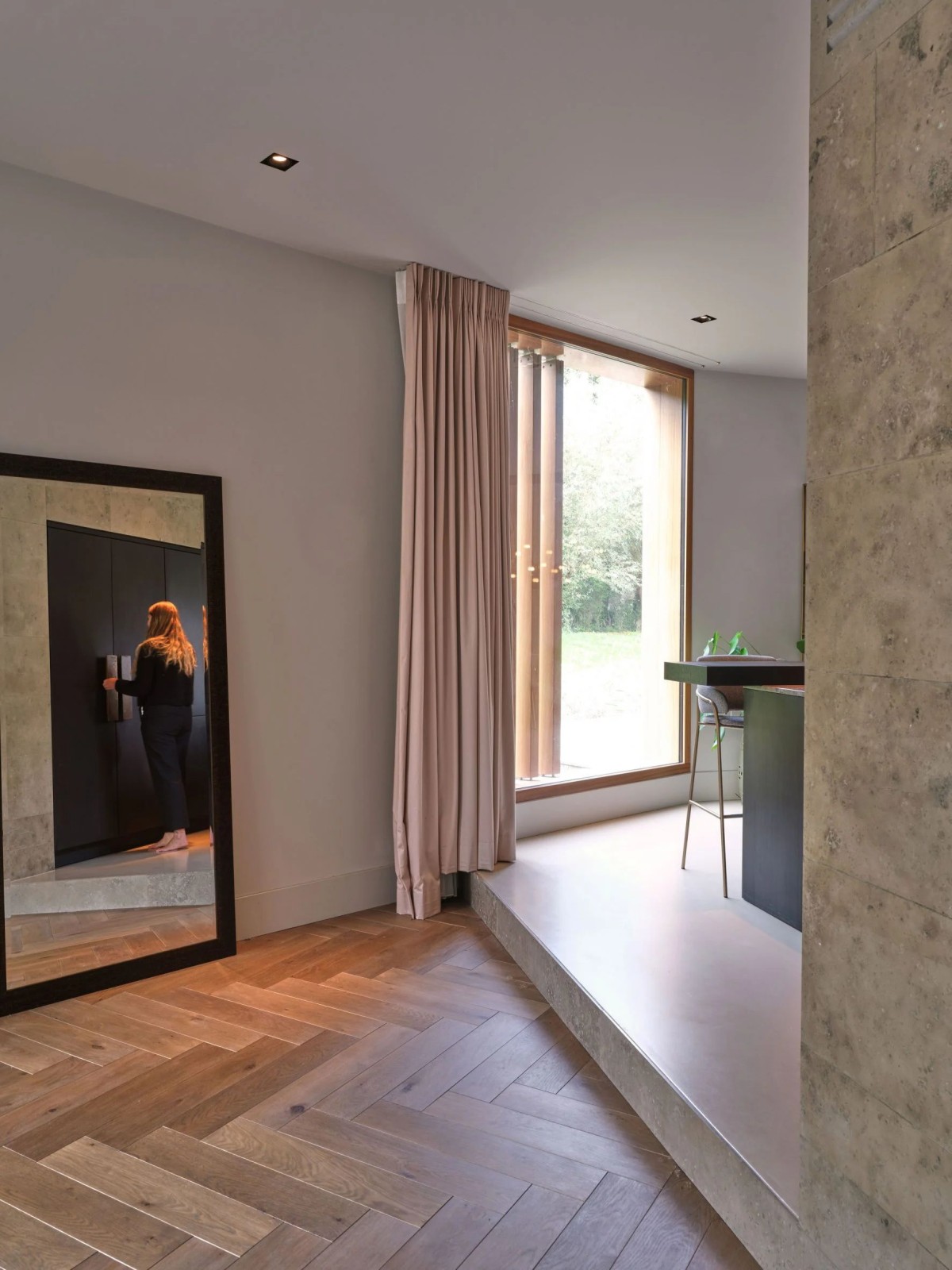 Aunque situados a continuación, los espacios comunes se dividen mediante pequeños detalles como un escalón o cambios de pavimento