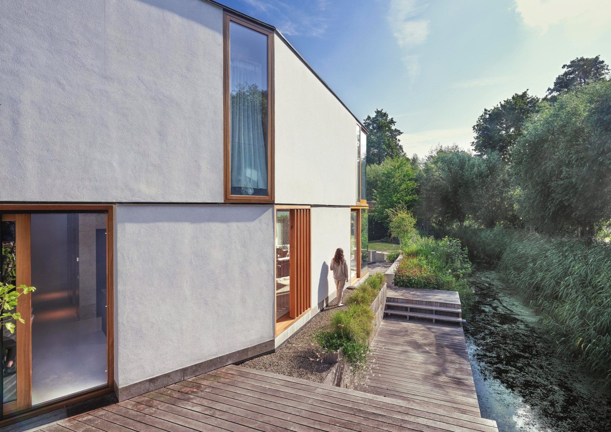 La vivienda se sitúa junto a un pequeño canal naturalizado y cuenta con un pequeño embarcadero de madera