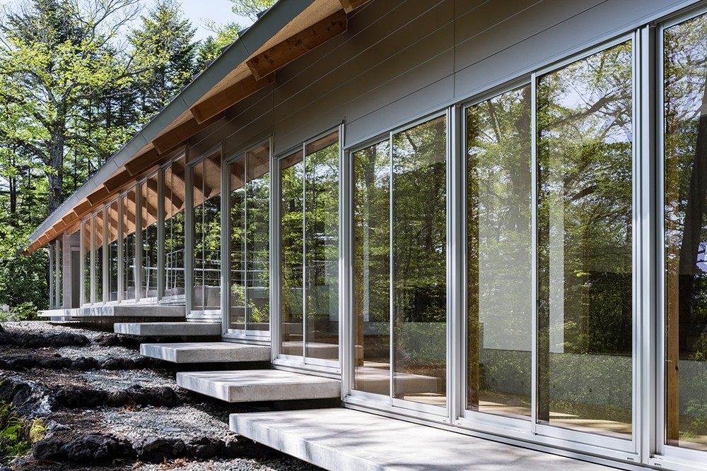 Fachada exterior con ventanales y escalones