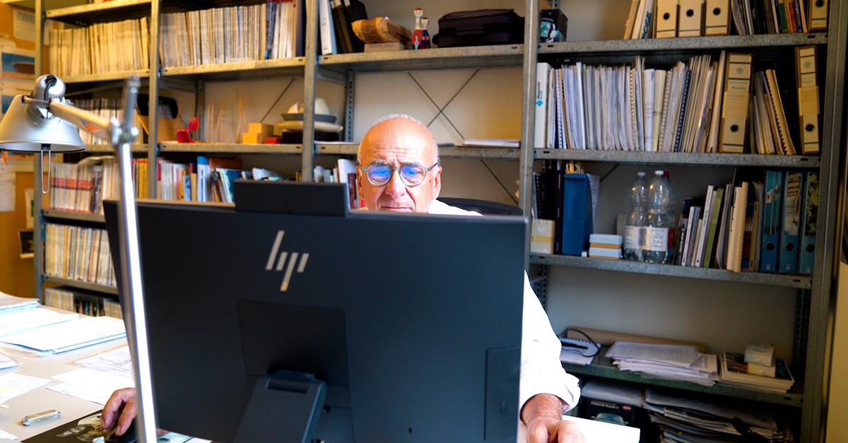 L'architetto Enrico Frigerio nel suo studio