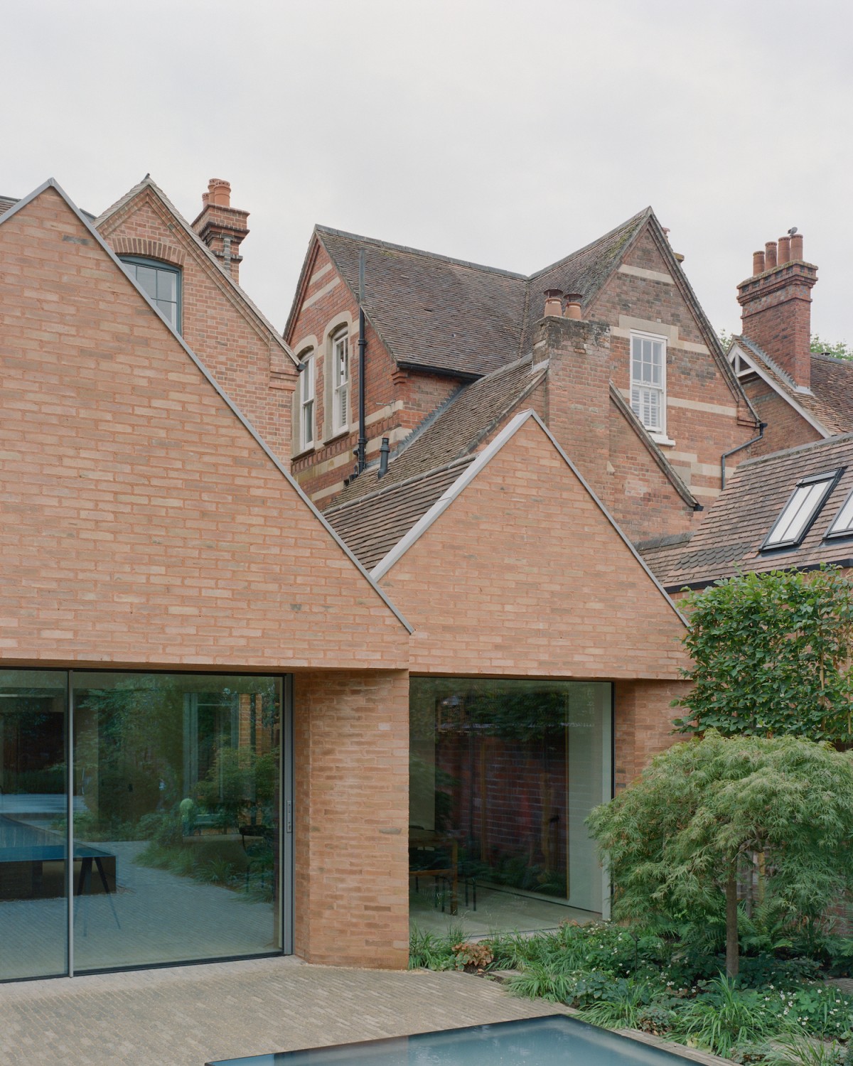 Exterior con fachada de ladrillo