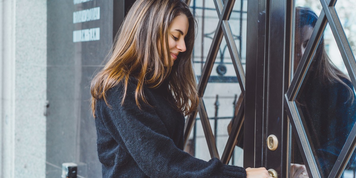 proprietario apre la porta di casa