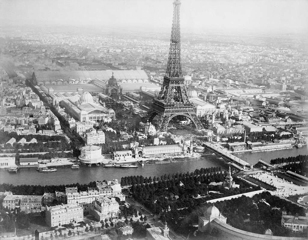 Un'antica foto aerea della Torre Eiffel