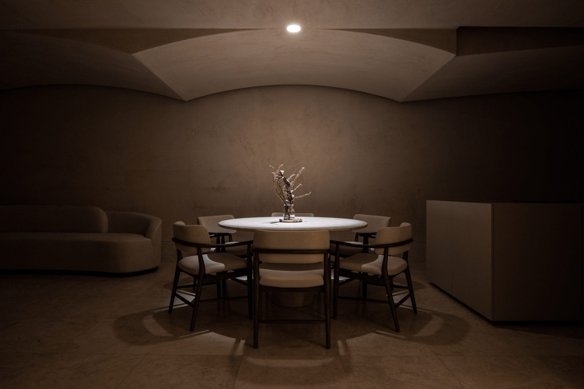 La disposición del comedor se sitúa bajo un gran arco rebajado que le otorga calidez y recogimiento.