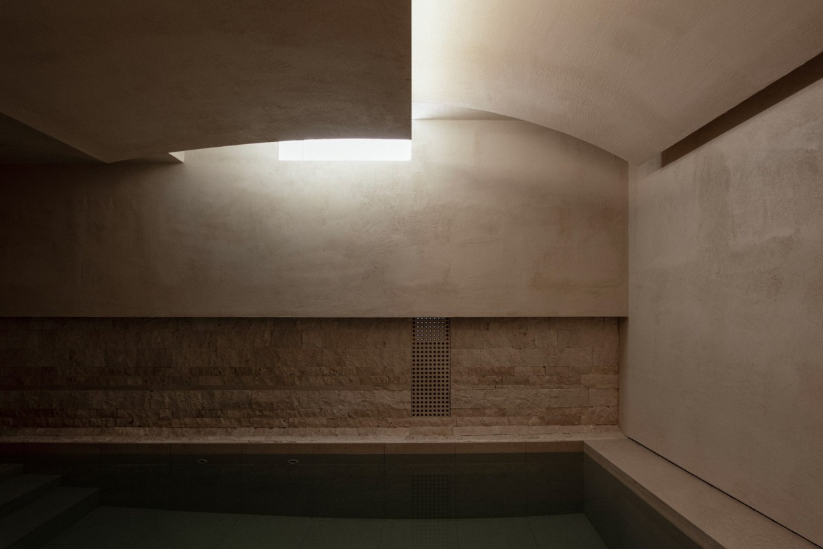 Los techos cuentan con ondulaciones y arcos rebajados con una clara alusión a las conocidas como “casas de carácter” típicas de la isla.