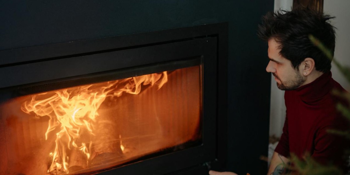 uomo davanti a camino