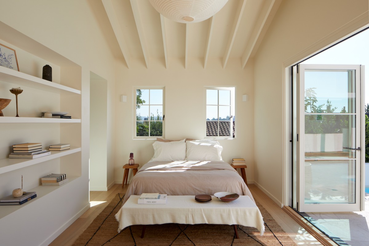 Dormitorio con salida