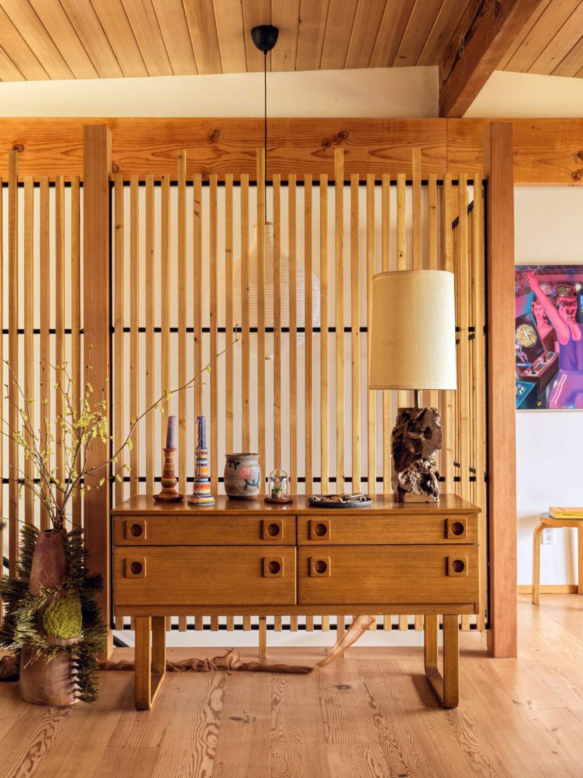 El acabado del mobiliario va su inmensa mayoría en tonalidades miel.