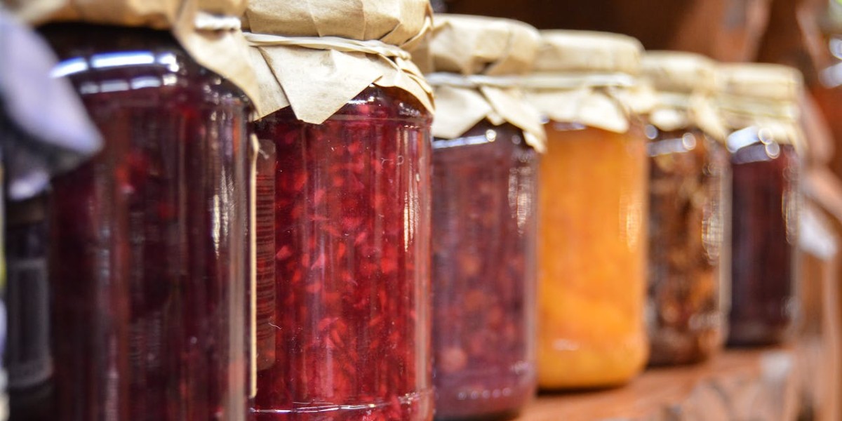 barattoli di vetro nella dispensa