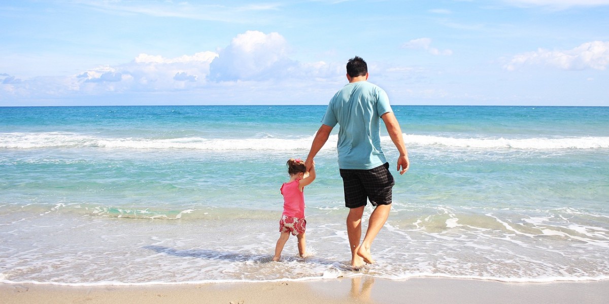 papà con figlia sulla spiaggia