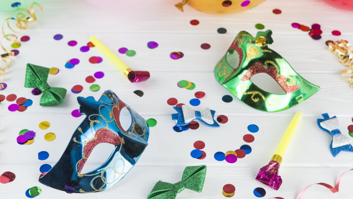 Maschera di carnevale, trombette e stelle filanti su sfondo chiaro Stock  Photo