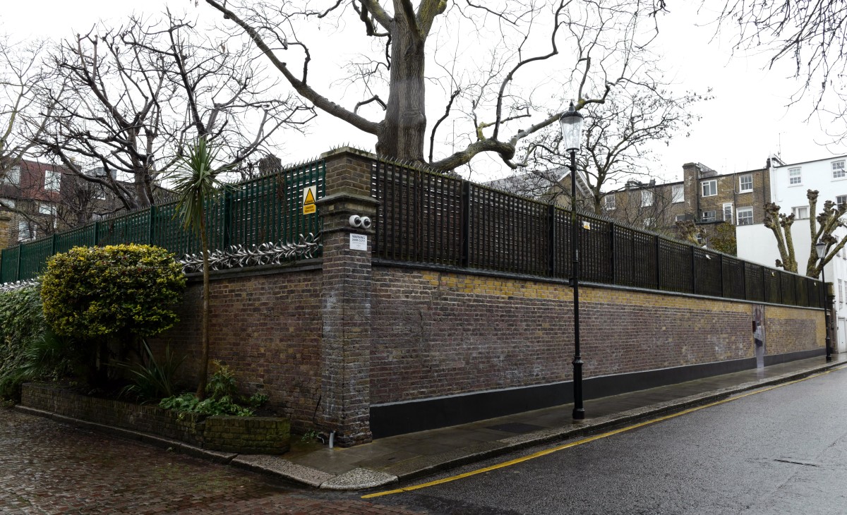 Un alto muro protege esta mansión en Kensington, Londres