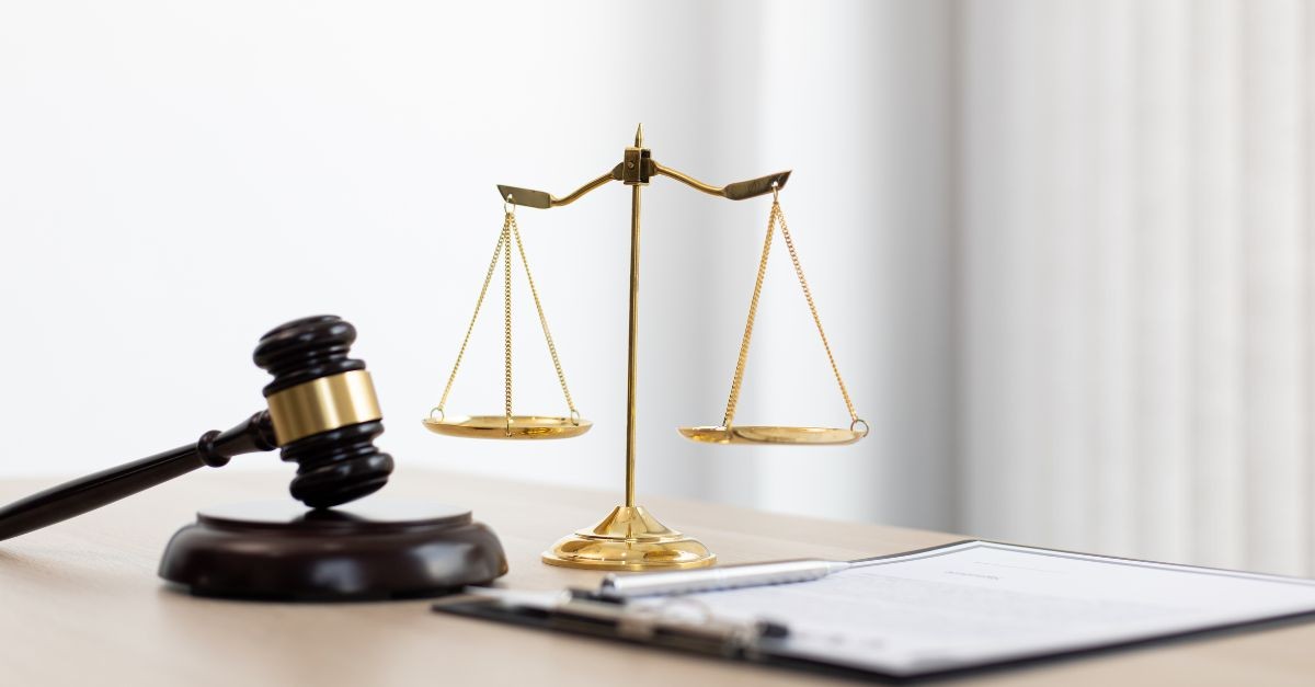 lancio di oggetti pericolosi dal balcone