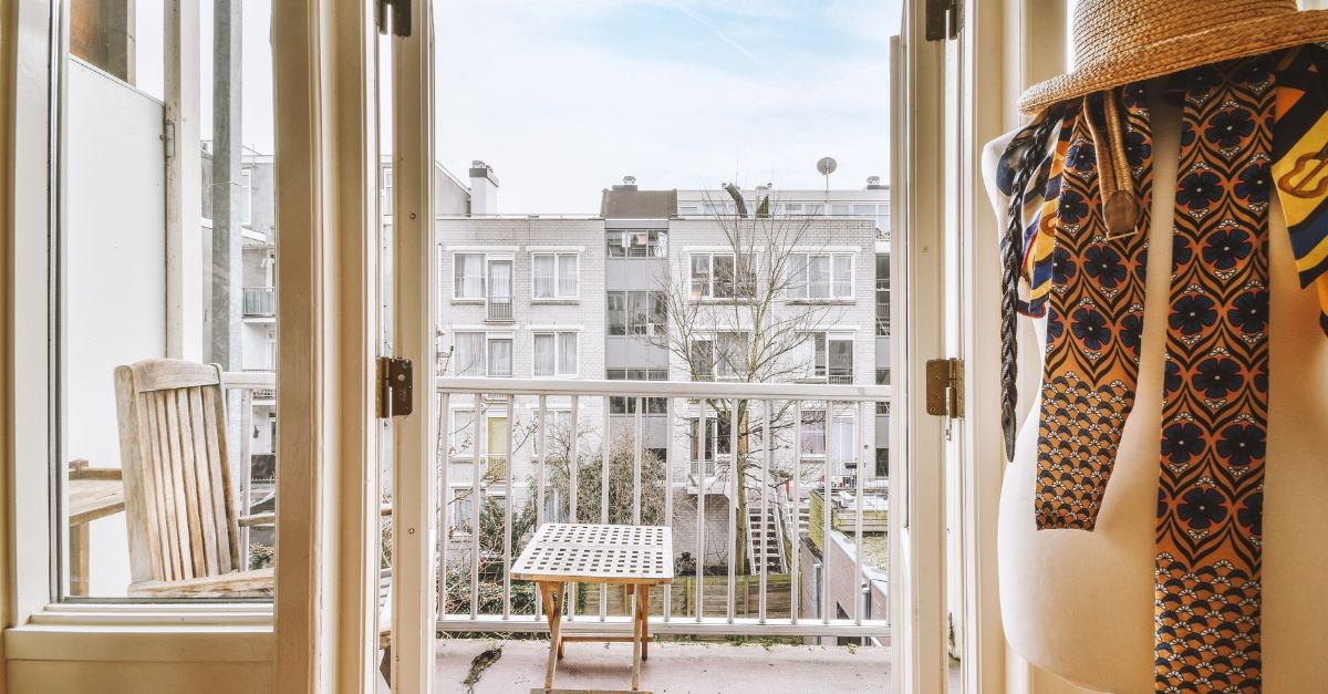 lancio di oggetto pericolosi dal balcone