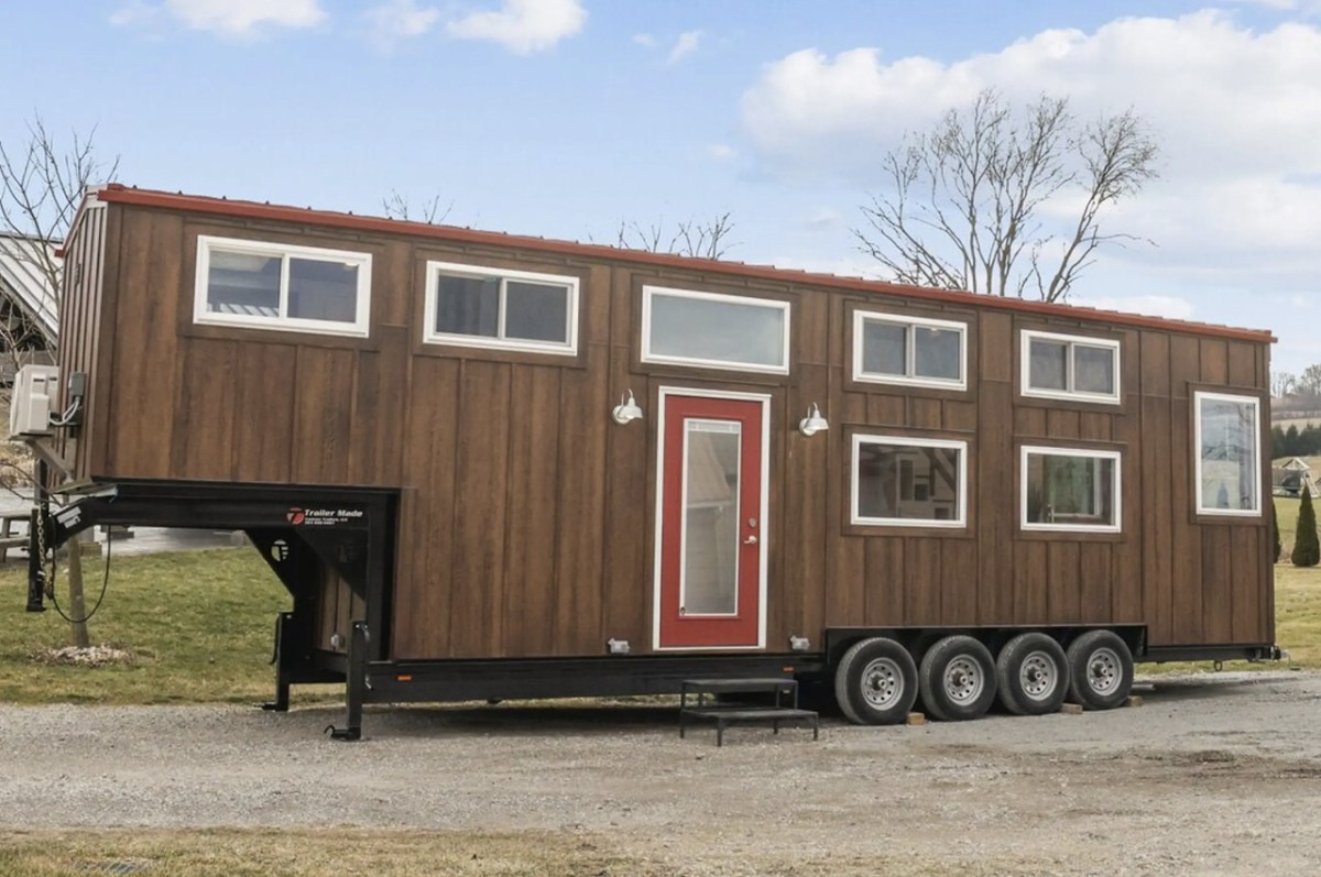 La minicasa sobre ruedas Honeylion está diseñada por Modern Tiny Living y se asienta sobre un remolque de cuello de cisne de cuatro ejes.