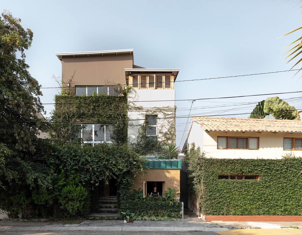 Debido a los materiales empleados para los muros, las tonalidades y colores difieren del volumen existente pero mantiene su armonía.