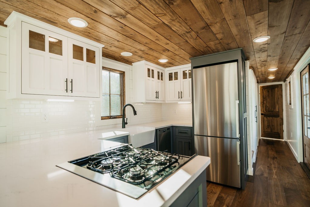 La cocina está totalmente equipada con electrodomésticos y muchos espacios de almacenamiento.