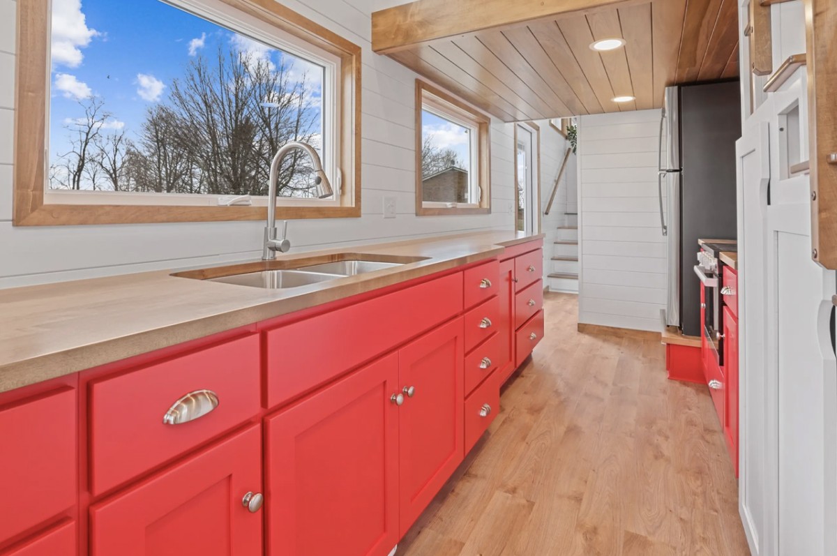 Una cocina bien equipada ofrece la bienvenida a los huéspedes y visitantes.